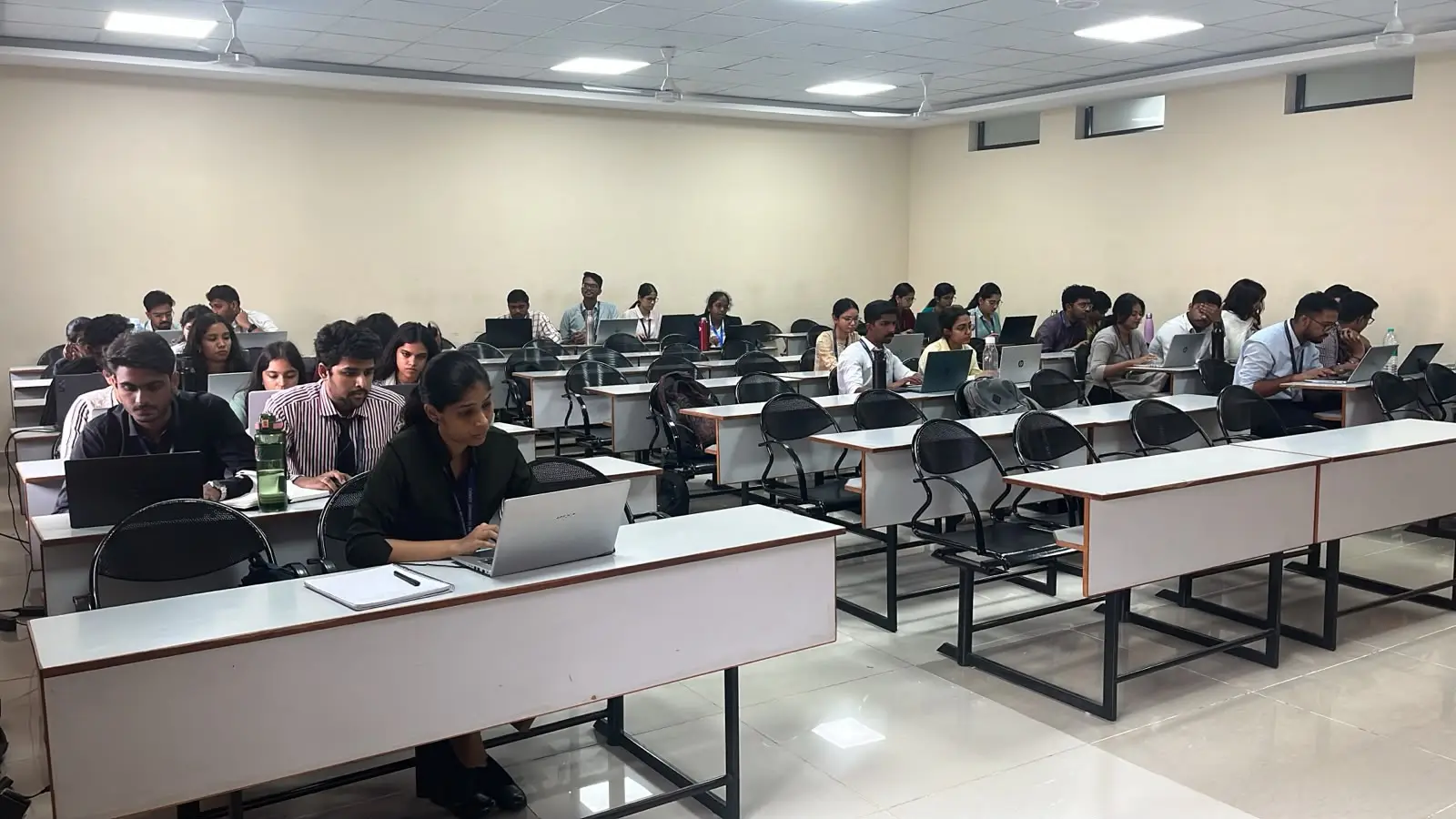 Trainer mentoring students